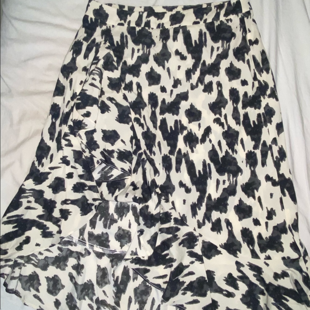 Mid skirt with a long slit